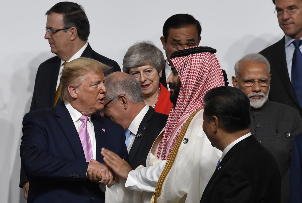 El presidente de Estados Unidos, Donald Trump (a la izquierda), saluda al principe heredero de Arabia SaudÃ­, Mohammed bin Salman, antes de la foto de familia, este viernes.