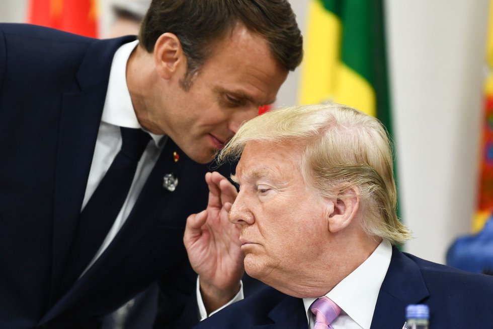 El presidente francÃ©s, Emmanuel Macron (a la izquierda), conversa con el presidente de los Estados Unidos, Donald Trump, este viernes.