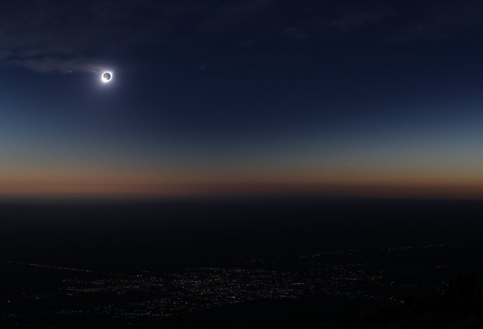 La Luna tapa gran parte del sol durante el eclipse solar.