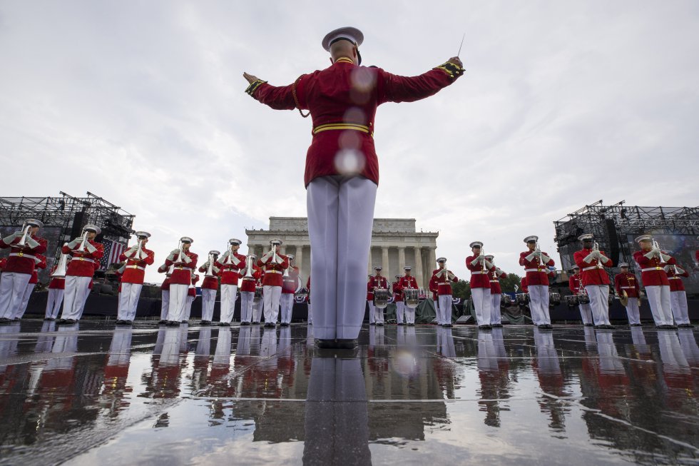 El cuerpo de marines y caballeros Bugle de los Estados Unidos se presenta bajo la lluvia.