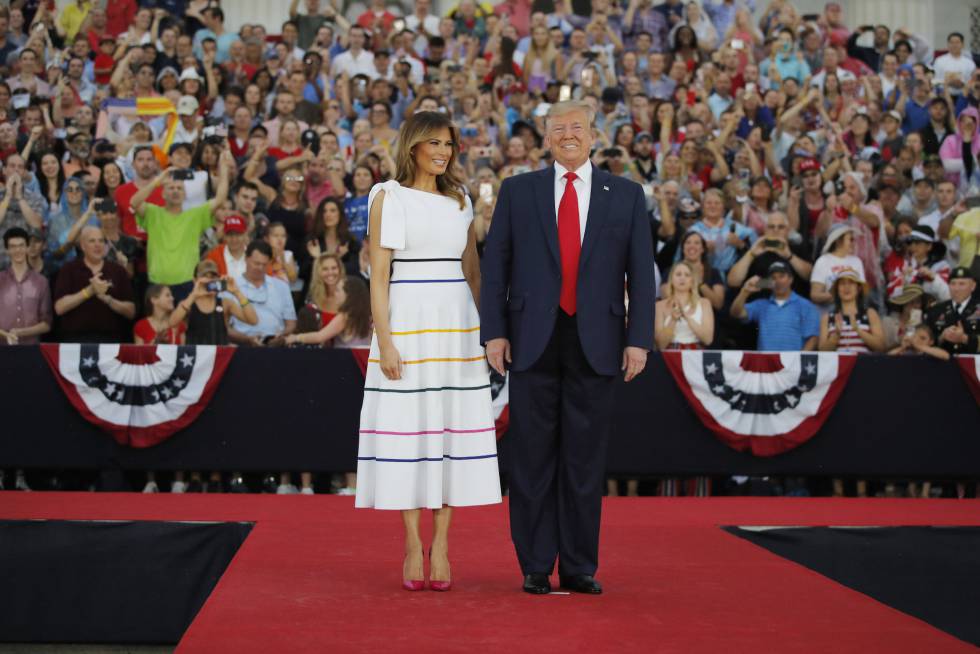 El presidente Donald Trump y la primera dama, Melania Trump, a su llegada a la celebración del Día de la Independencia frente al Memorial Lincoln, en Washington.