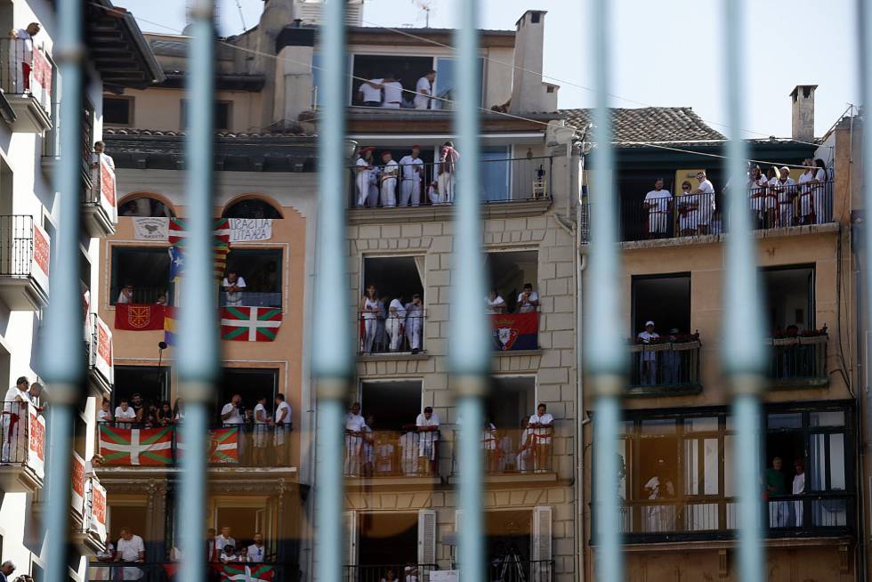 Balcones llenos de gente durante el tradicional chupinazo que da comienzo a las fiestas de San FermÃ­n 2019.
