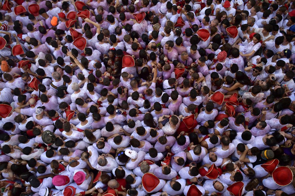Una multitud de personas en la plaza del Ayuntamiento de Pamplona durante el chupinazo de San FermÃ­n 2019.