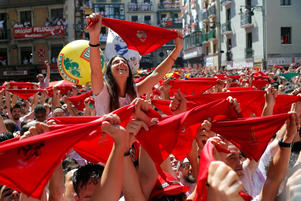 Centenares de paÃ±uelos rojos, tÃ­picos de las fiestas de los Sanfermines, durante el comienzo de la fiesta en Pamplona.