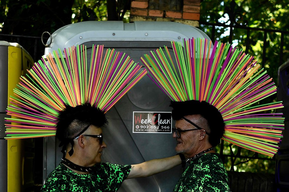 Ambiente previo al desfile del Orgullo por las calles de Madrid.