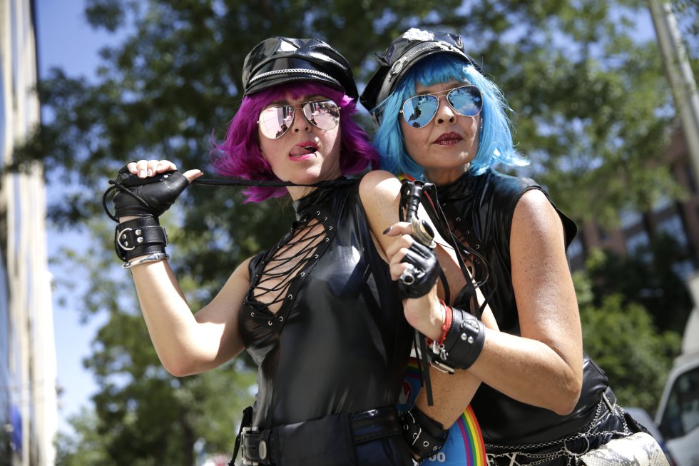 Participantes el día del Orgullo por el centro de Madrid.