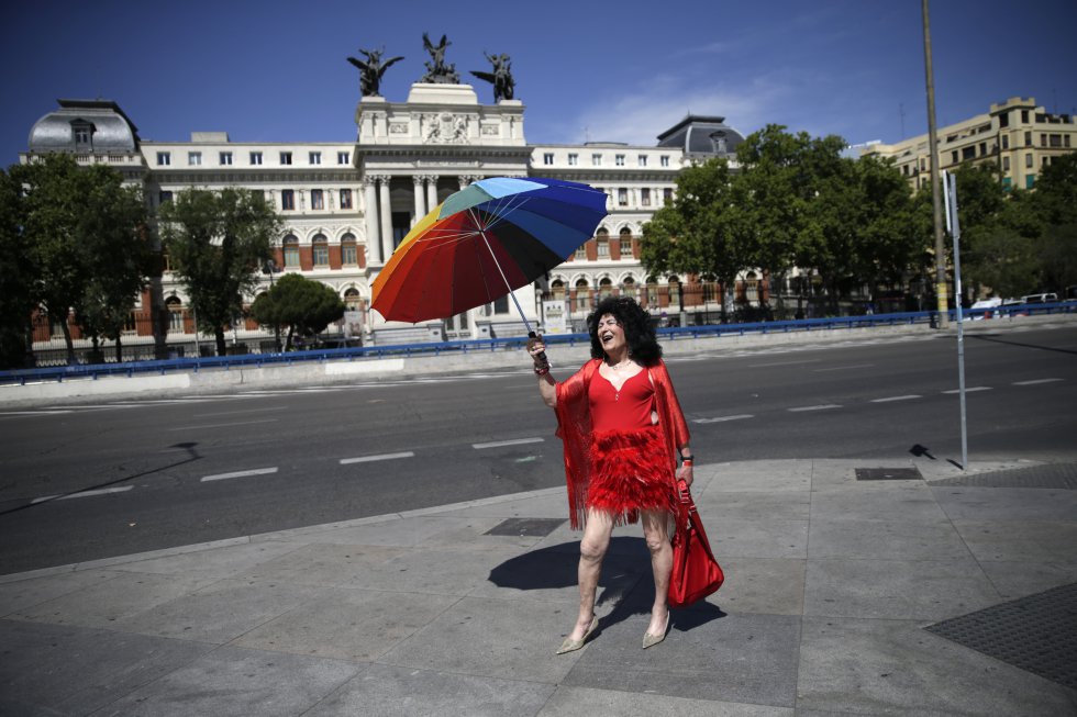 Una participante en el desfile del Orgullo antes de la manifestación.