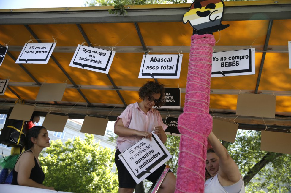 Preparativos en una de las carrozas que desfilarán en el Orgullo por el centro de Madrid, este sábado.