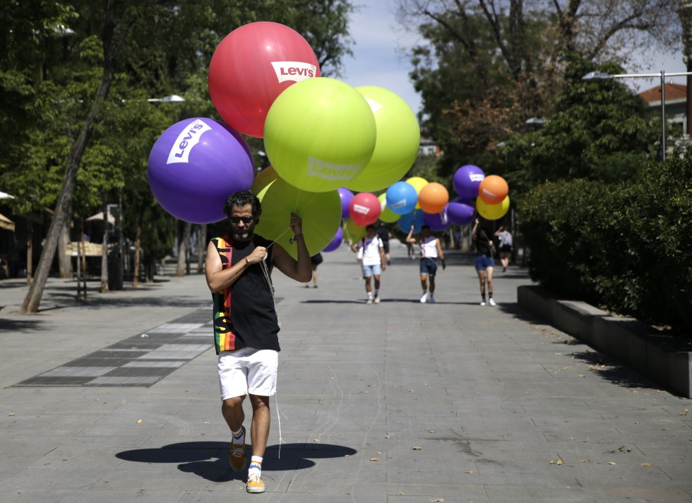 Ambiente previo al desfile del Orgullo en el centro de Madrid.