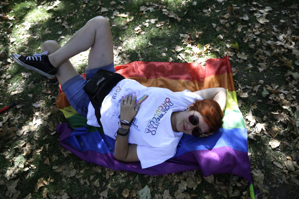 Una participante en la manifestación del Orgullo LGTBI descansa momentos antes del desfile.