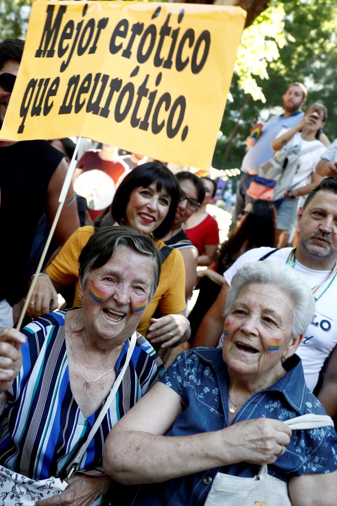 Participantes en la manifestación del Orgullo 2019 esta tarde en Madrid, bajo el lema 'Mayores Sin Armarios: ¡Historia, Lucha y Memoria! Por una ley estatal'.