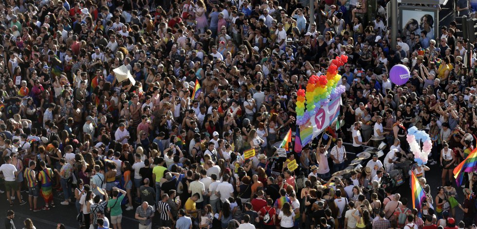 Manifestación del Orgullo 2019 en Madrid, bajo el lema “Mayores Sin Armarios: ¡Historia, Lucha y Memoria! Por una ley estatal", a su paso por el Ayuntamiento de Madrid en la plaza de Cibeles.