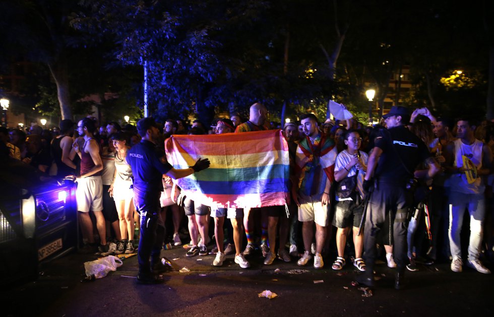 La policía despeja la vía de manifestantes, que se han sentado en el recorrido del desfile, para protestar por la prensencia de una pancarta de Ciudadanos.