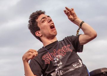 Attendees at Spanish metal festival help man in wheelchair crowd surf