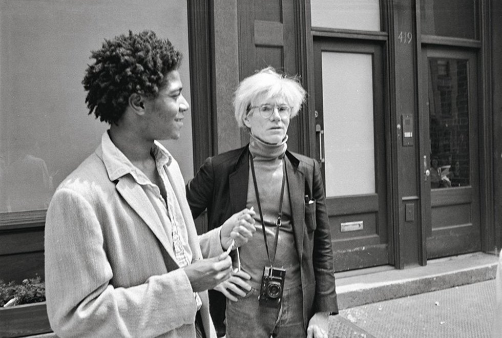 Basquiat y Warhol, en las inmediaciones de la galerÃ­a Mary Boone de Nueva York. Era el 3 de mayo de 1984 y Basquiat estaba a punto de inaugurar allÃ­ una exposiciÃ³n de sus cuadros.
