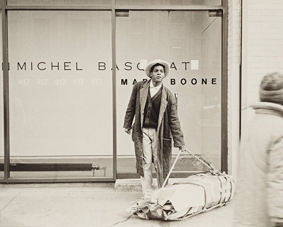 Jean Michel Basquiat, en la entrada de la GalerÃ­a Mary Boone en West Broadway, el 9 de marzo de 1985.
