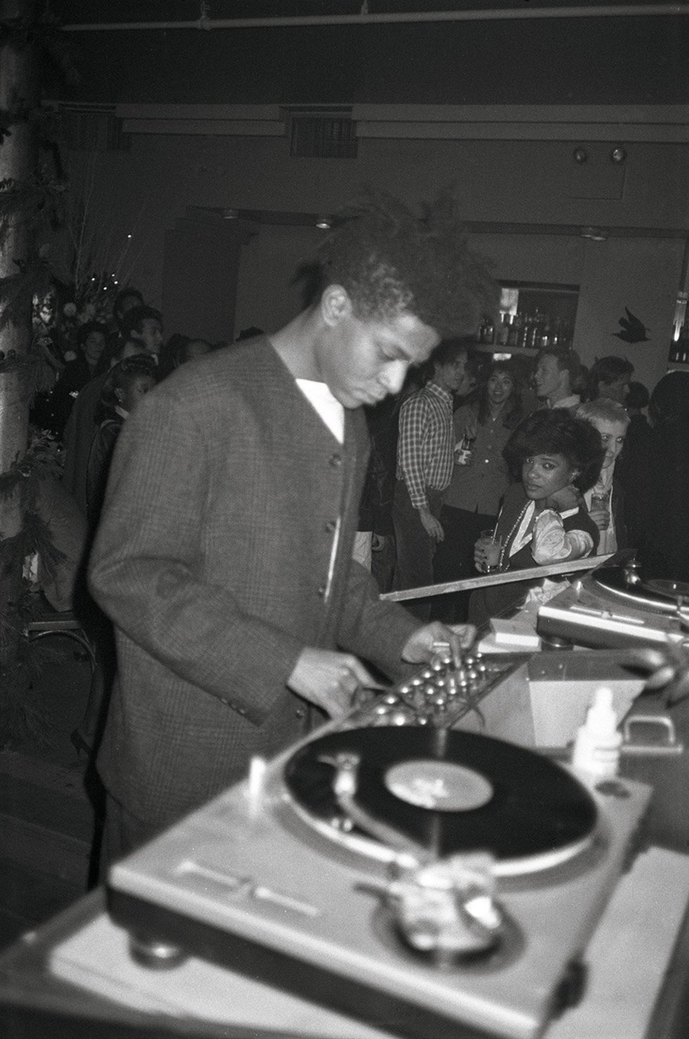 Basquiat, pinchando en su fiesta de cumpleaÃ±os en el club neoyorquino Area. Era diciembre de 1985.