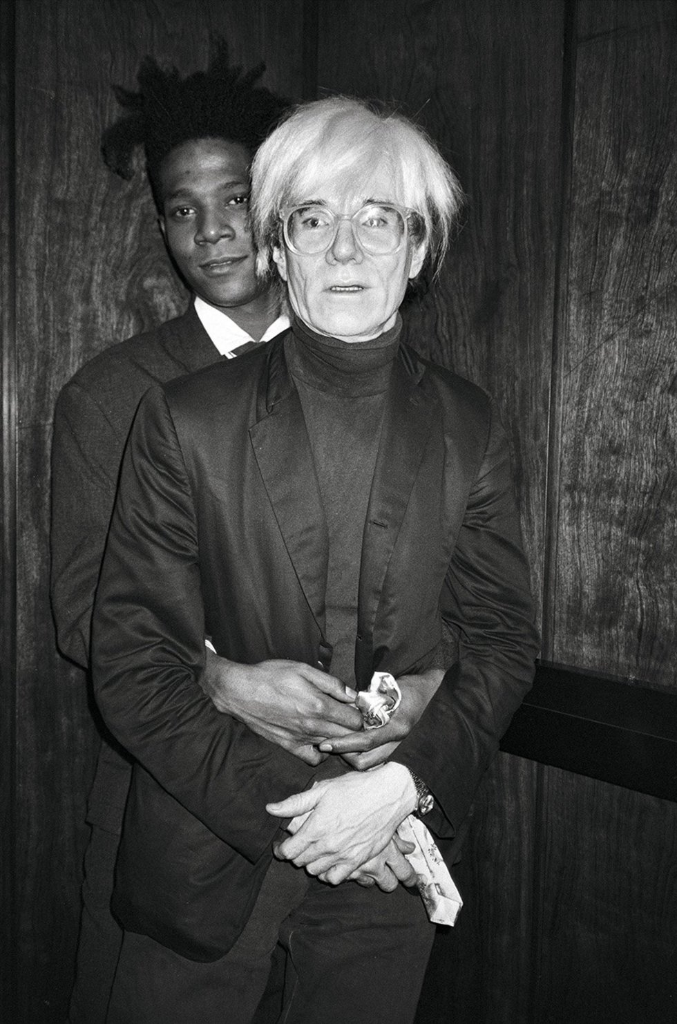 Jean-Michel Basquiat abraza a Andy Warhol en el Rockefeller Center de Nueva York, donde habÃ­an acudido a una fiesta, la noche del 19 de septiembre de 1985.