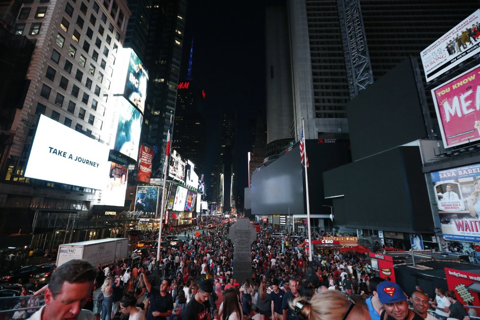 Algunas pantallas de Times Square, fundidas a negro tras el apagÃ³n, que ha dejado sin suministro a casi 43.000 abonados.