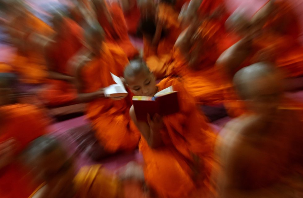 Un joven monje budista tibetano exiliado reza con motivo de la festividad de Guru Pumina en Bangalore (India), este martes. El Guru Purnima es un festival celebrado tradicionalmente por hindúes y budistas durante el día de luna llena del mes hindú de Ashad, que cae entre julio y agosto.