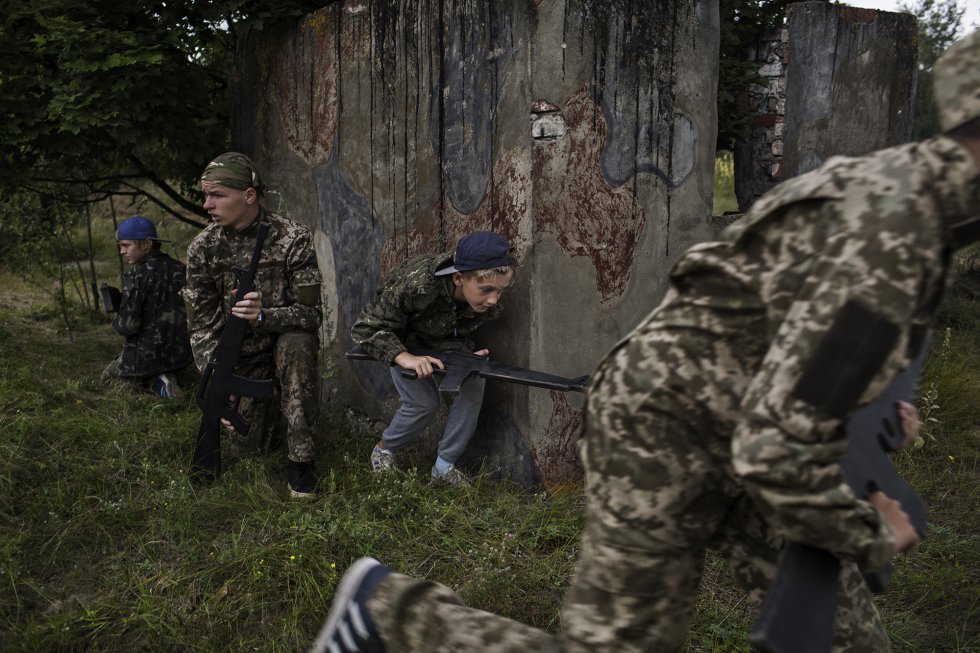 Adiestramiento militar de niños en el campo de Volodymyr.