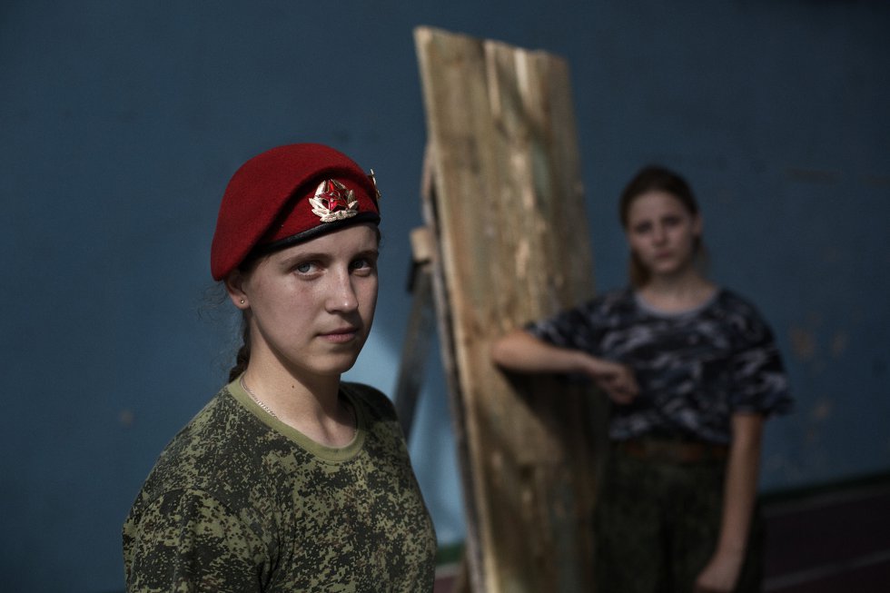 Anna Lisovenko, miembro del club patriótico militar 'Los herederos de la historia' en Donetsk.
