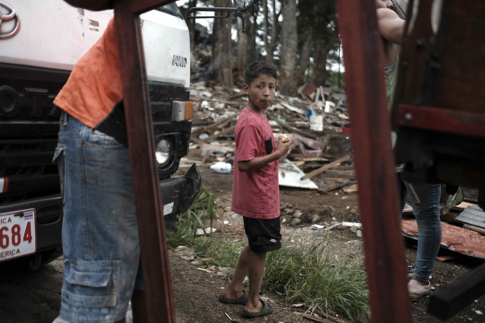 Varias personas tratan de recuperar sus pertenencias entre los escombros, luego de que unas doscientas familias, en su mayoría de origen nicaragüense, fueran desalojadas de sus casas en la provincia de San José (Costa Rica). En la zona conocida como "Triángulo de Solidaridad" la policía efectuó el desalojo con el objetivo de avanzar con un tramo de carretera que une con la circunvalación norte.