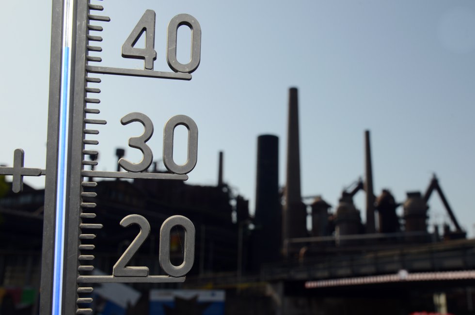 Un termómetro muestra la temperatura de más de 40 grados en Volklingen (Alemania). El país alcanzó este miércoles su máximo histórico de calor, con 40,5 grados centígrados en el oeste del país, y podría romper un nuevo récord en esta jornada con temperaturas que rozarán los 41 grados a lo largo del río Rin.