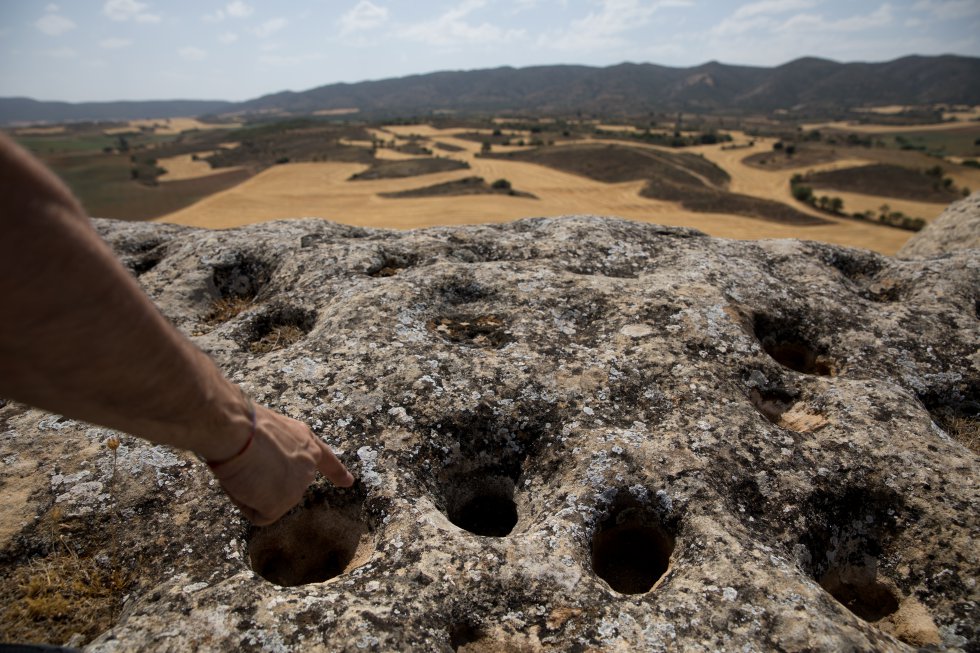 Centenas de buracos foram cavados em uma área rochosa descoberta em Garcinarro. Foram feitos com finalidade mágica ou decorativa, segundo os arqueólogos.