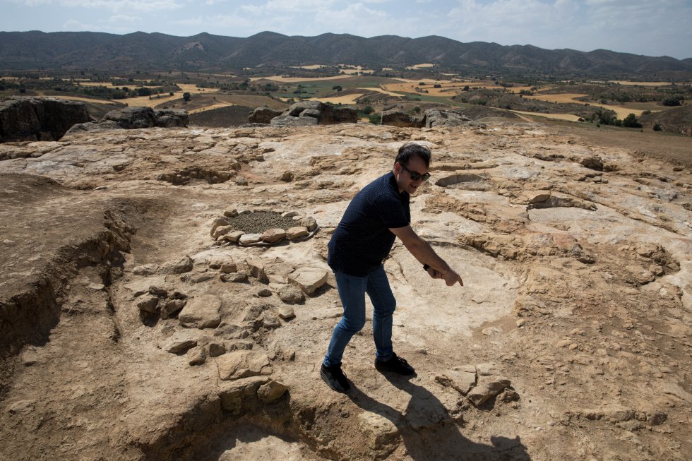Miguel Ángel Valero mostra os fundos de uma residência do povoado da Idade do Ferro que foi erguida sobre as ruínas de outra.