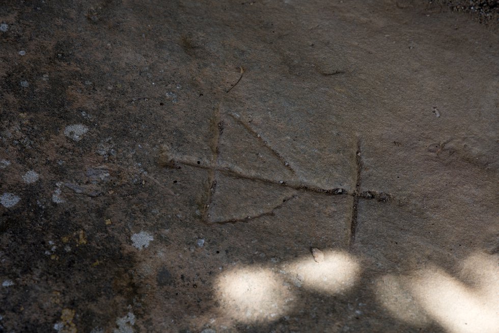 Cruz visigoda talhada próxima a uma das grutas habitadas pelos eremitas em Garcinarro.