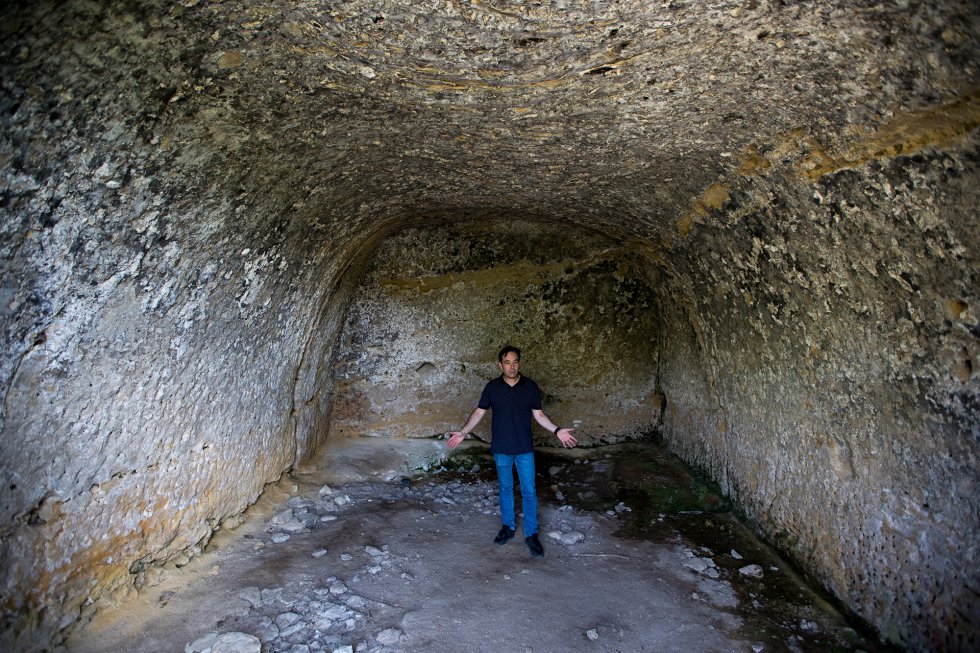Interior de uma das grutas onde rezavam os ermitãos na época dos visigodos.