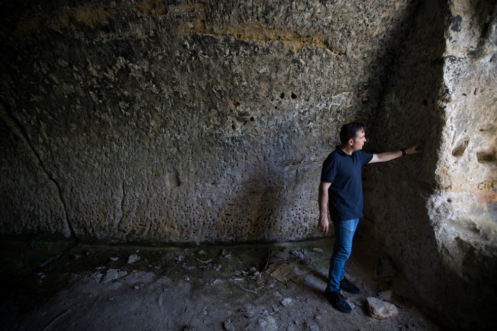 O diretor responsável pelas escavações, Miguel Ángel Valero, no interior de uma das residências visigodas que rodeiam o local.