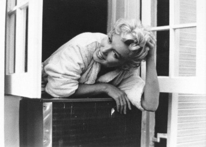 Marilyn Monroe es, sin duda, una de las actrices más legendarias de Hollywood. Sin embargo, una sobredosis de barbitúricos acabó con su vida el 5 de agosto de 1962, cuando la actriz tenía solo 36 años. Marilyn, en ese momento, se encontraba grabando el filme 'Something's Got to Give', dirigida por George Cukor, y coprotagonizada junto a Dean Martin. Sin embargo, con su muerte la película quedó inacabada.