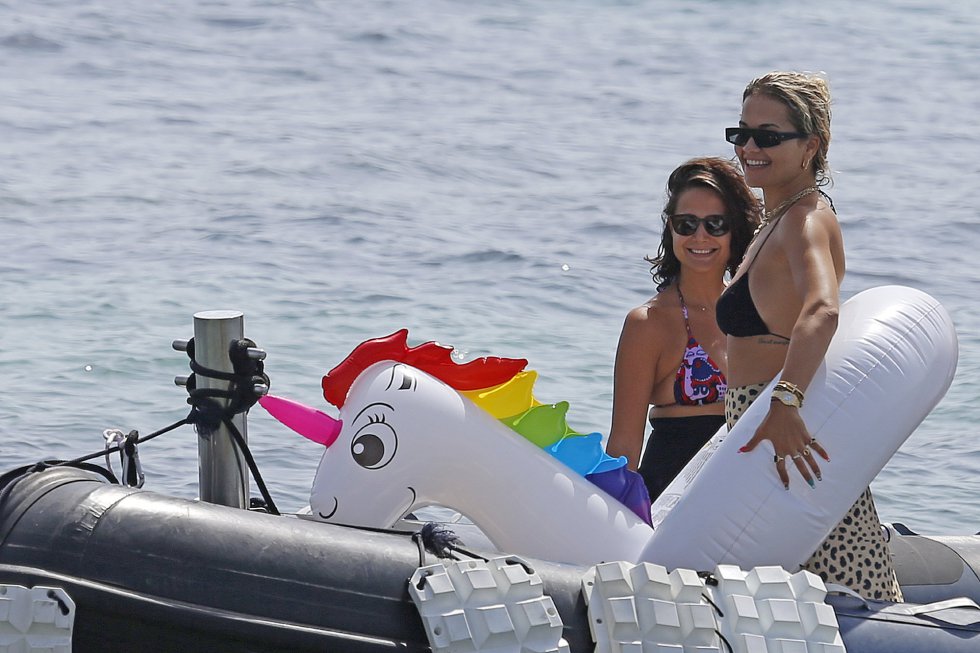 La cantante, compositora y actriz británica de ascendencia kosovar Rita Ora, de 28 años, llegó a principios de agosto a Ibiza con un grupo de amigos, con quien disfrutó de unos días de playa y diversión donde no faltó el flotador con forma de unicornio.