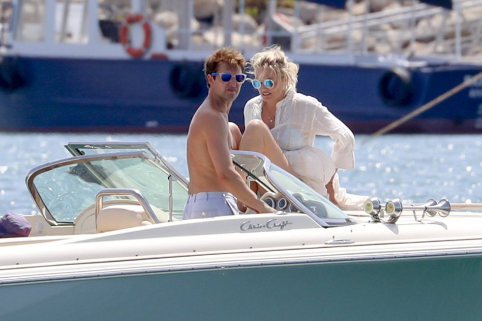 James Blunt ya es un habitual de Ibiza en estos meses de verano, pues el músico británico posee una casa en la isla. Junto a su mujer, Sofia Wellesley, con la que se casó en Mallorca en 2014, y su hijo, de tres años, aprovecha las vacaciones para navegar en una lancha por aguas pitiusas.