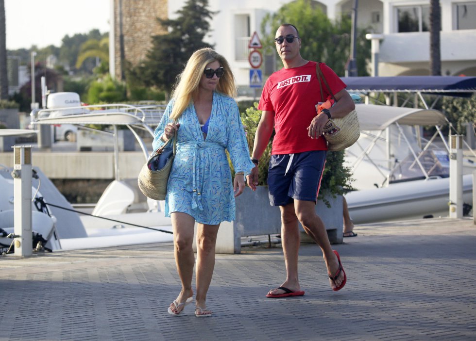 El escultor italiano Lorenzo Quinn y su mujer, Giovanna Cicutto, disfrutaron de una jornada en alta mar en aguas baleares sin la presencia de sus tres hijos. 