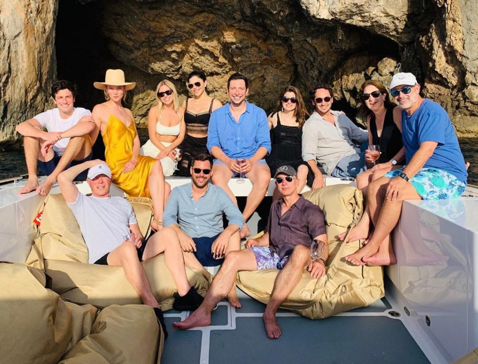 El dueño de Amazon, Jeff Bezos, y su novia, Lauren Sanchez, han pasado unos días de vacaciones en el 'Rising Sun' del empresario David Geffen, una espectacular embarcación de 140 metros de eslora con la que han navegado por aguas baleares.