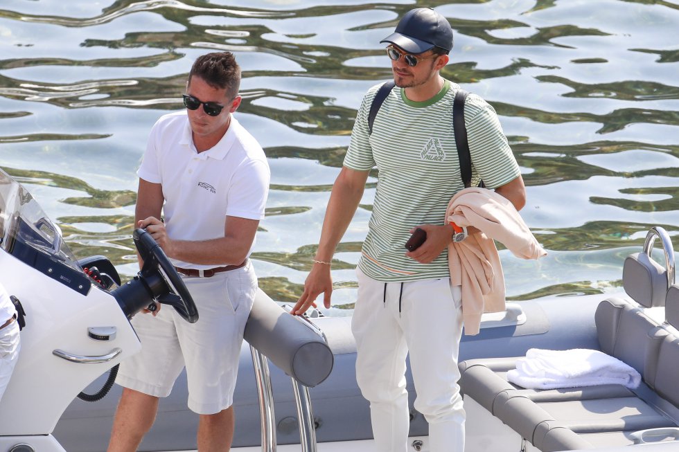 El actor de 'Piratas del Caribe' y prometido de la cantante Katy Perry, Orlando Bloom, fue fotografiado a bordo de una lancha llegando a una de las playas de la isla.