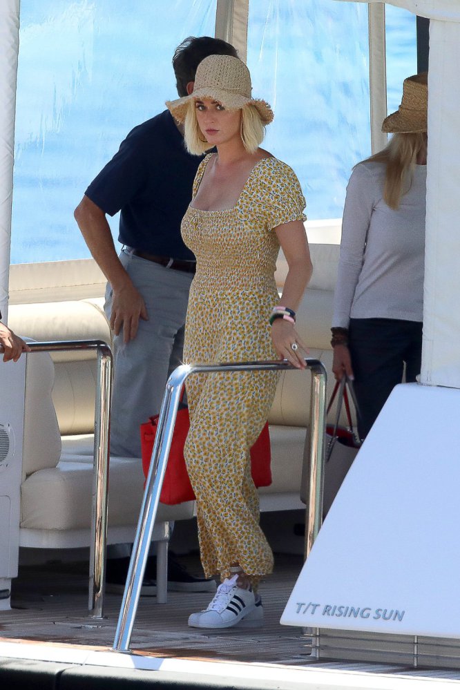 La cantante Katy Perry también fue vista en un barco en la isla balear el pasado domingo 28 acompañada de su prometido, el actor Orlando Bloom.