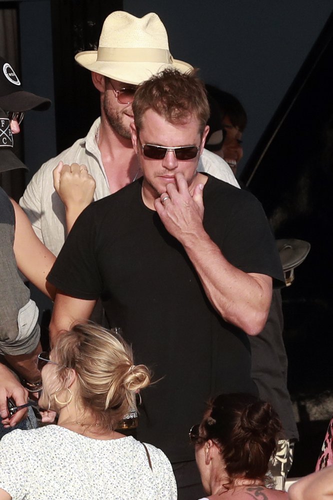 Entre esos amigos se encontraba el actor Matt Damon, íntimo de la pareja, que acudió a la fiesta del barco junto a su esposa, Luciana Barroso.