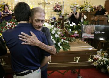Cientos de personas arropan al viudo de una víctima de la matanza de El Paso que temía quedarse solo en el funeral