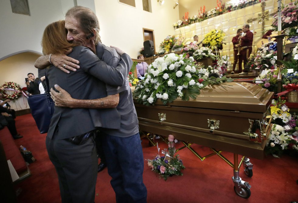 Basco conociÃ³ a su mujer en un bar de Omaha (Nebrasca) donde Ã©l trabajaba en el mundo de los rodeos. Viajaron por todo Estados Unidos hasta que hace dos aÃ±os se asentaron en El Paso, segÃºn asegura el director de la funeraria, que ha recabado datos sobre el pasado de la pareja durante los preparativos del funeral. En la imagen, Basco recibe el abrazo de una desconocida.