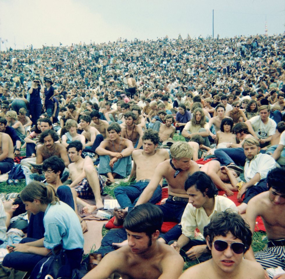 "Sabíamos que sería imposible albergar a tantos jóvenes en este pueblo (Woodstock), por lo que decidimos buscar un lugar adecuado, y lo encontramos 50 millas más abajo, en la granja de un individuo que se había entusiasmado con la idea, Max Yasgur", comenta William Lubinsky, un constructor que nació en Manhattan, pero que vive en Woodstock desde hace 23 años y que colaboró con la organización del festival y en la construcción del escenario. En la imagen, parte del público del festival en agosto de 1969.