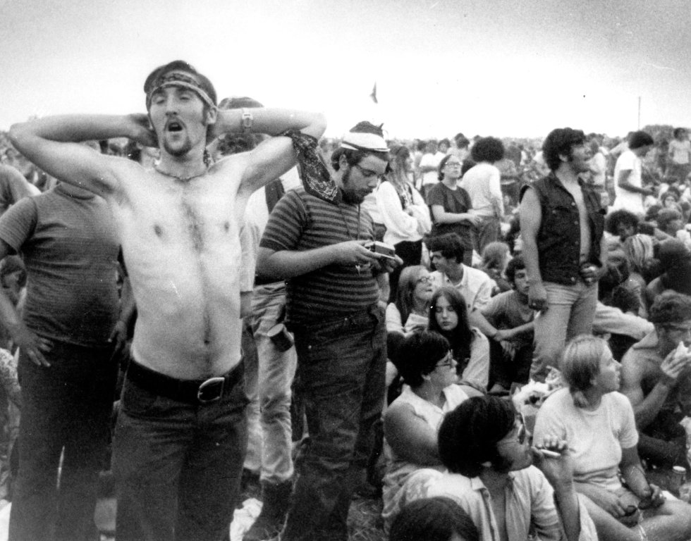 Los residentes, una vez comprobado que aquello no era una orgía pagana, se esforzaron en ayudar a los visitantes. Se pudo ver a grupos de monjas repartiendo gratuitamente miles de bocadillos, elaborados en su convento. En la imagen, parte de los asistentes al festival Woodstock, el 16 de agosto de 1969.