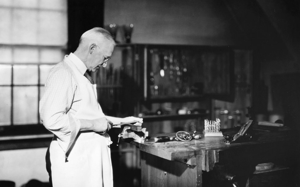 En 1883 nace el colodión seco. Por lo tanto, ya no era necesario preparar las placas in situ. George Eastman (1854-1932), en 1885, inventa el rollo de película en papel. Su sueño era que la fotografía fuera accesible a todo el mundo. En la imagen, Eastman trabajando en su laboratorio en 1920.