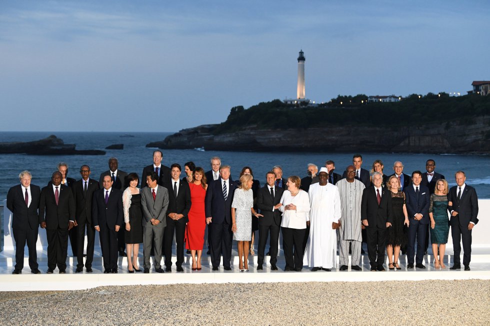 Los primeros ministros y jefes de Estado de los miembros del G7 posan para la foto de familia con sus cÃÂ³nyuges y los lÃÂ­deres polÃÂ­ticos de los paÃÂ­ses invitados a la cumbre de Biarritz, Francia.