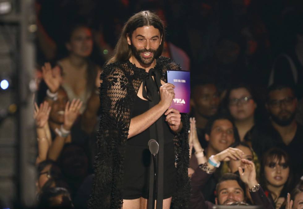 Jonathan Van Ness en el momento de presentar el premio a la Canción del Año.