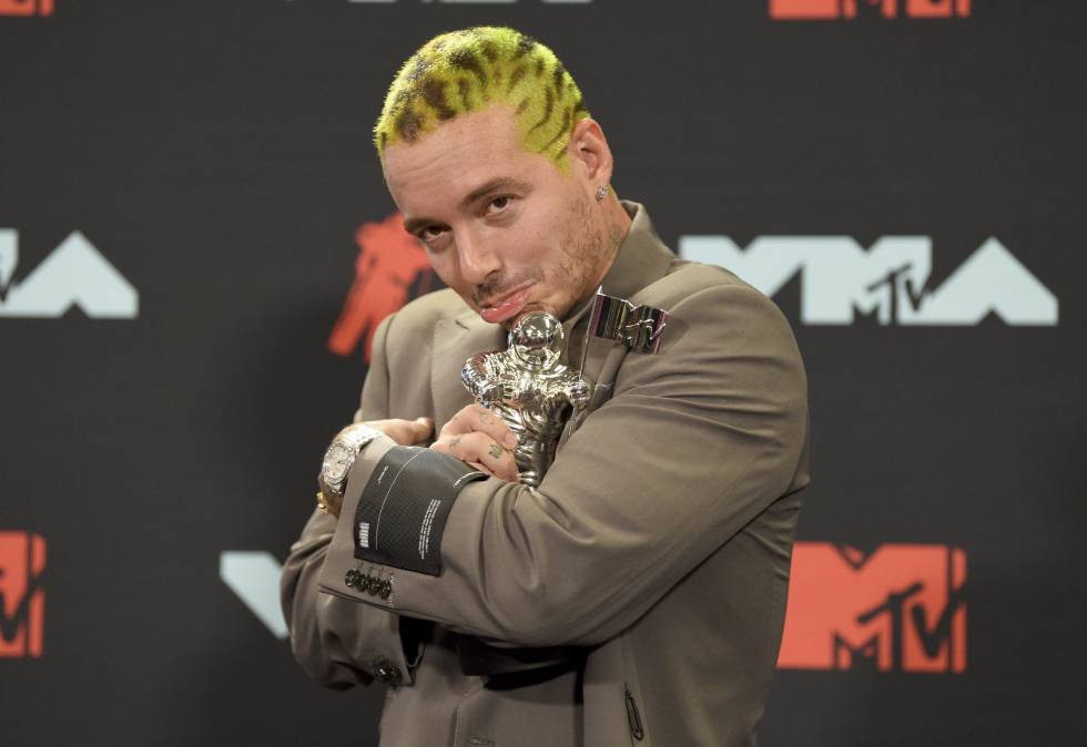 J Balvin posa en la sala de prensa con el premio al Mejor Video Latino por 'Con altura' a duo con Rosalía.