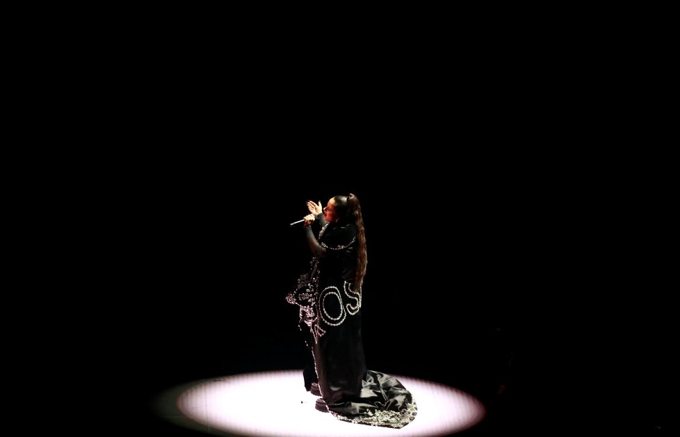 Rosalía, en el escenario durante su actuación en los MTV Video Music Awards 2019.